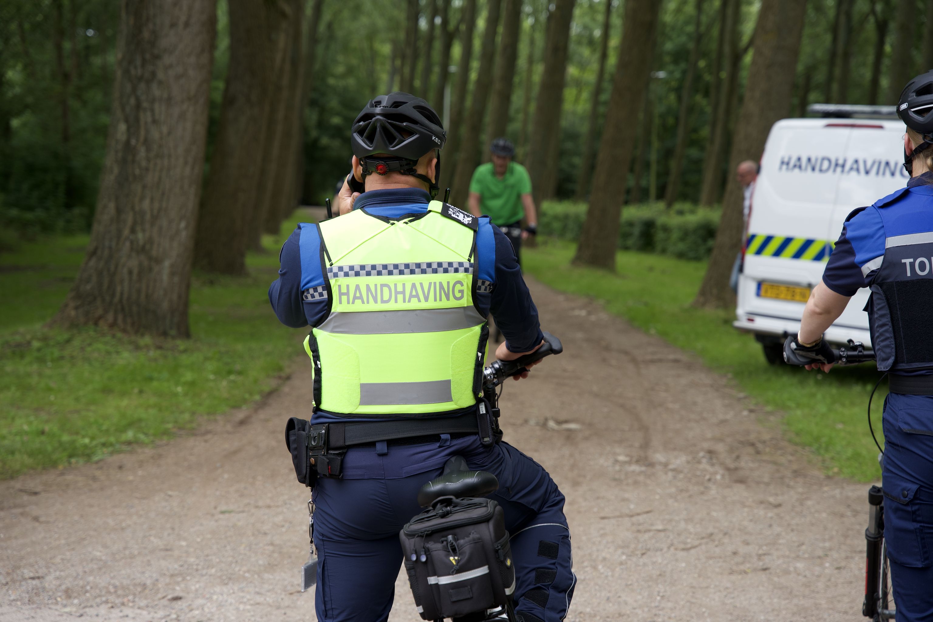 Mannelijke boa van achter op bike in het bos